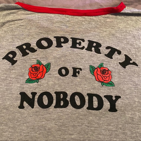 🌈2/$15🌥 Red trim “property of nobody” t-shirt - Picture 2 of 5